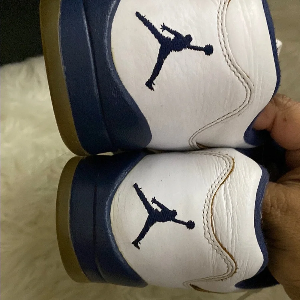 JORDANS Youth Size 6 - Picture 8 of 9